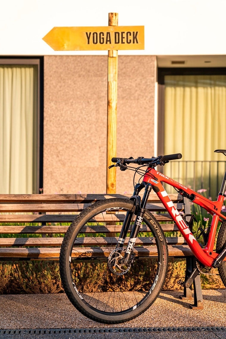 Bicicleta vermelha e placa de 