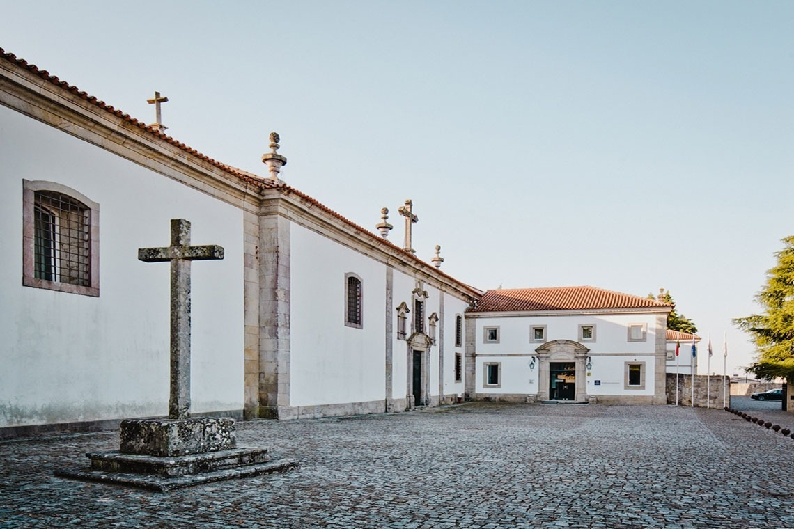 Antiguo convento con cruces de piedra y plaza empedrada. Lam Hotel Convento do Desagravo | Web oficial.