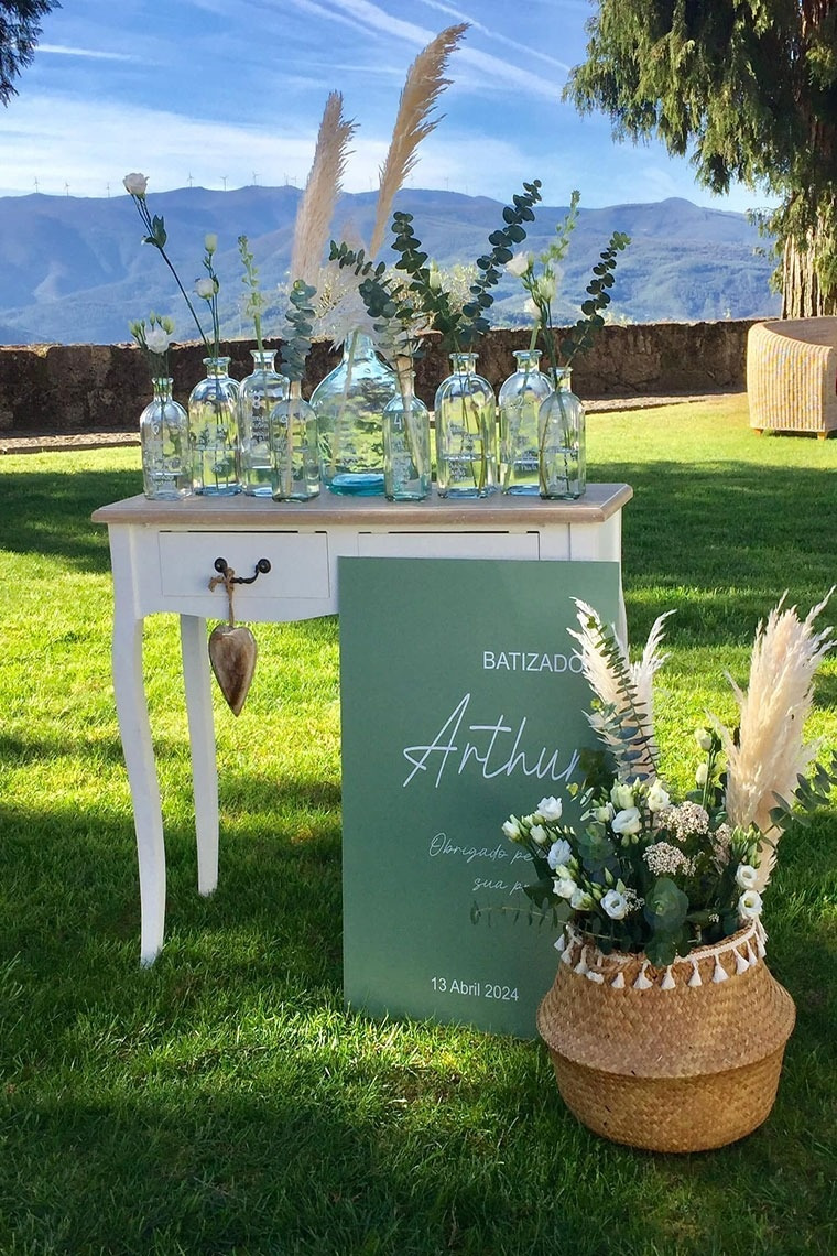 Evento bautizo Arthur en Hotel Convento do Desagravo. Mesas decoradas al aire libre.
