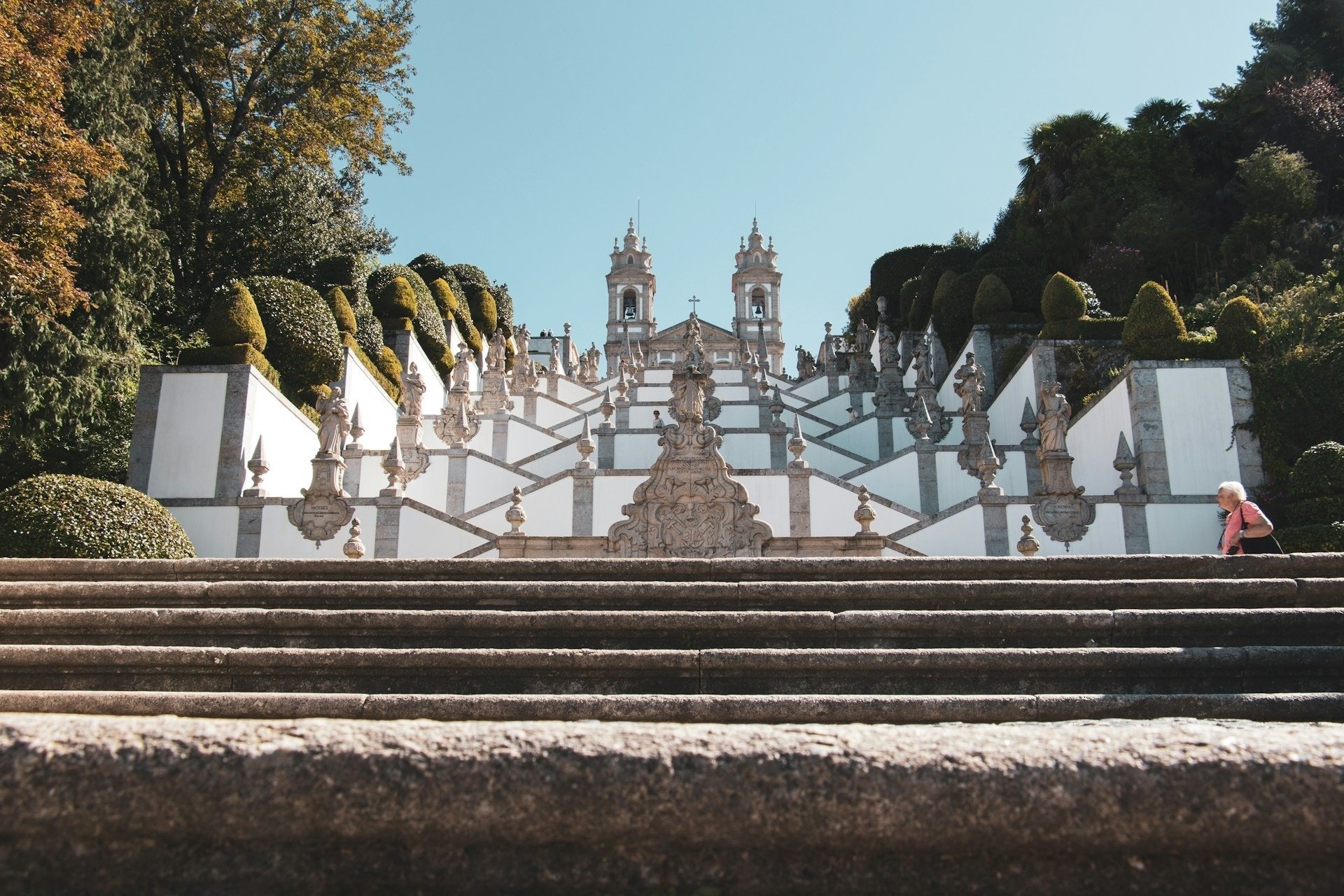 una ciudad llena de edificios blancos y palmeras