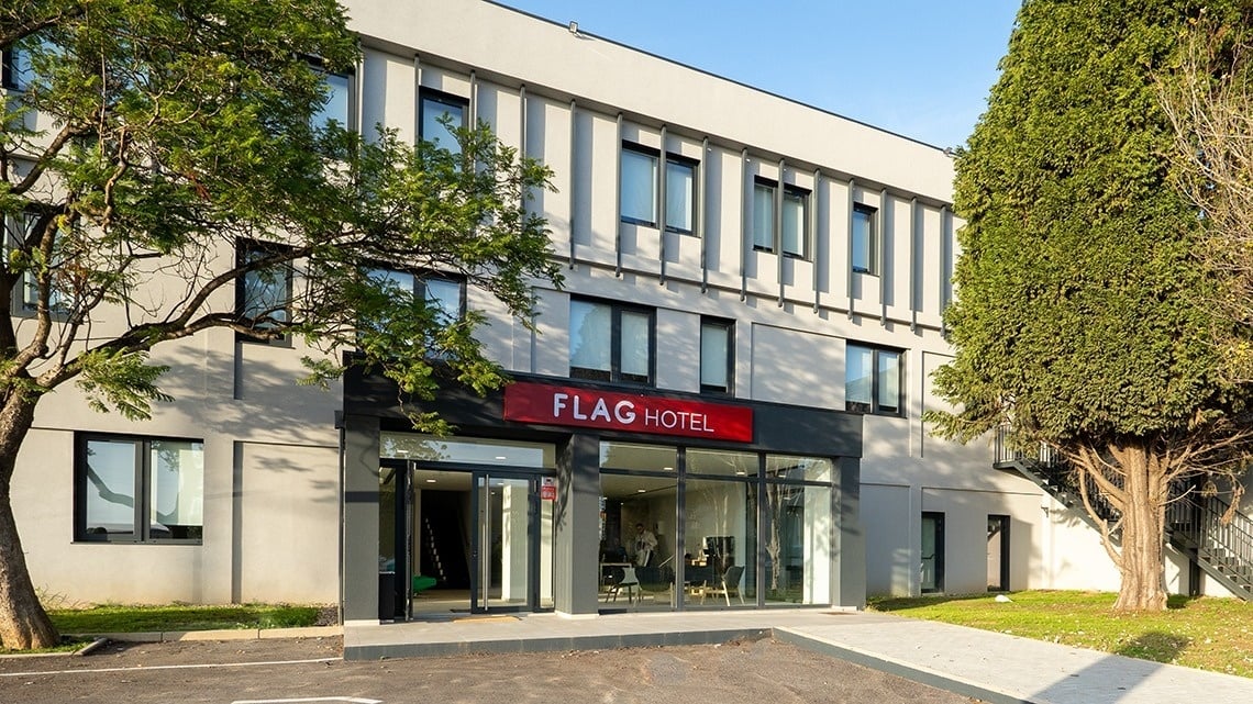 Flag Hotel Lisbon Sintra: Modern facade with large windows and trees. Book direct!