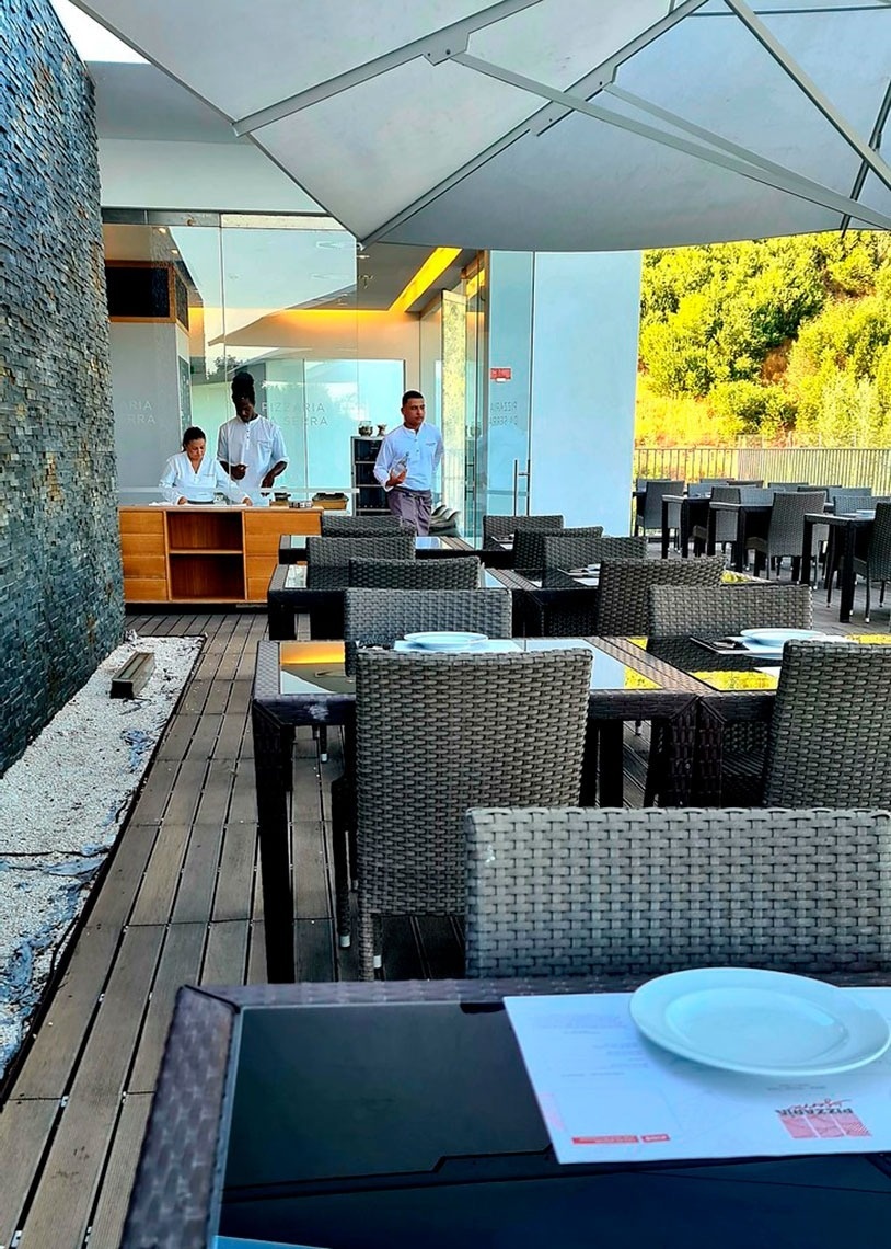 Mesas elegantes no exterior do Monchique Resort & SPA by Flagworld Hotels | Website oficial.