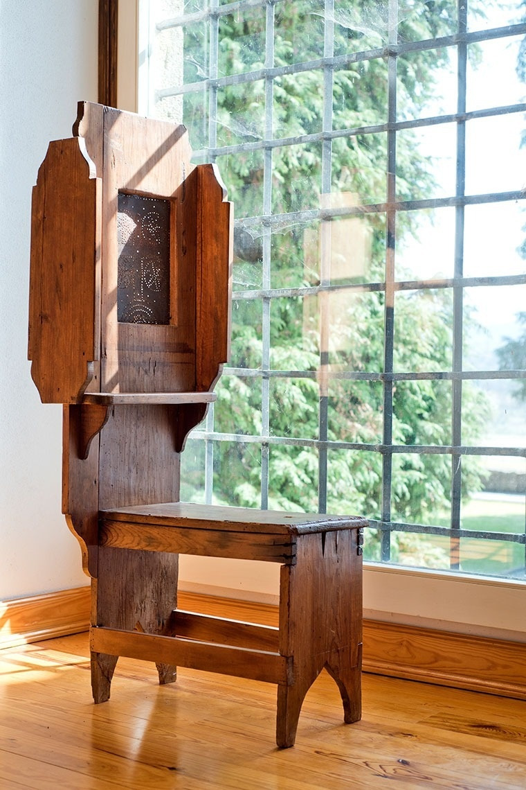 Mueble antiguo de madera rústica junto a ventana, Lam Hotel Convento do Desagravo | Web oficial
