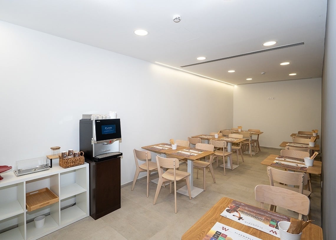 Dining area with tables and chairs at Flag Hotel Lisbon Sintra | Official website