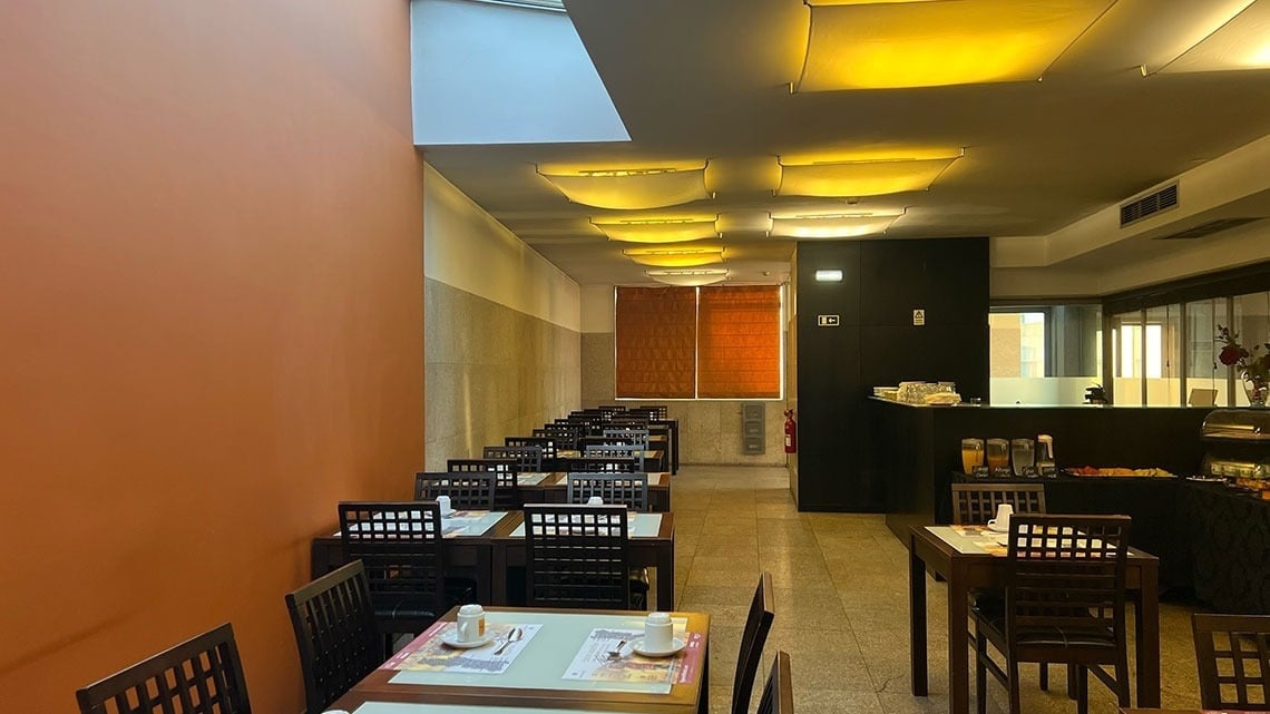 Hotel Barcelos breakfast area with tables and buffet. Book your stay Flag Hotel Barcelos.
