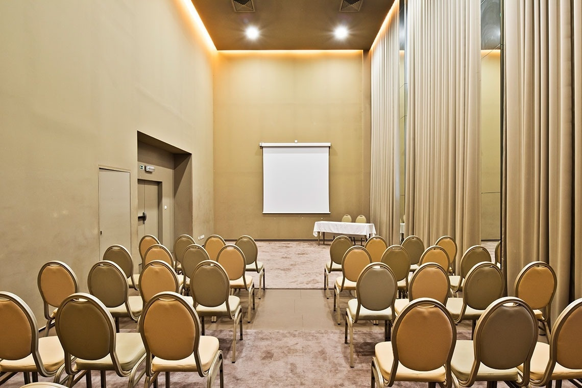 Golden Tulip Sao Joao da Madeira: Conference room with chairs and projector screen.