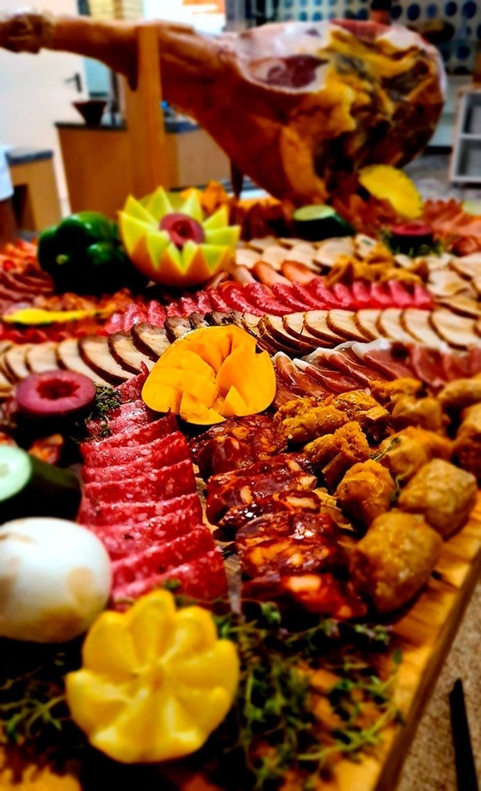 Charcutaria variada e frutas frescas no Monchique Resort & SPA by Flagworld Hotels | Site oficial