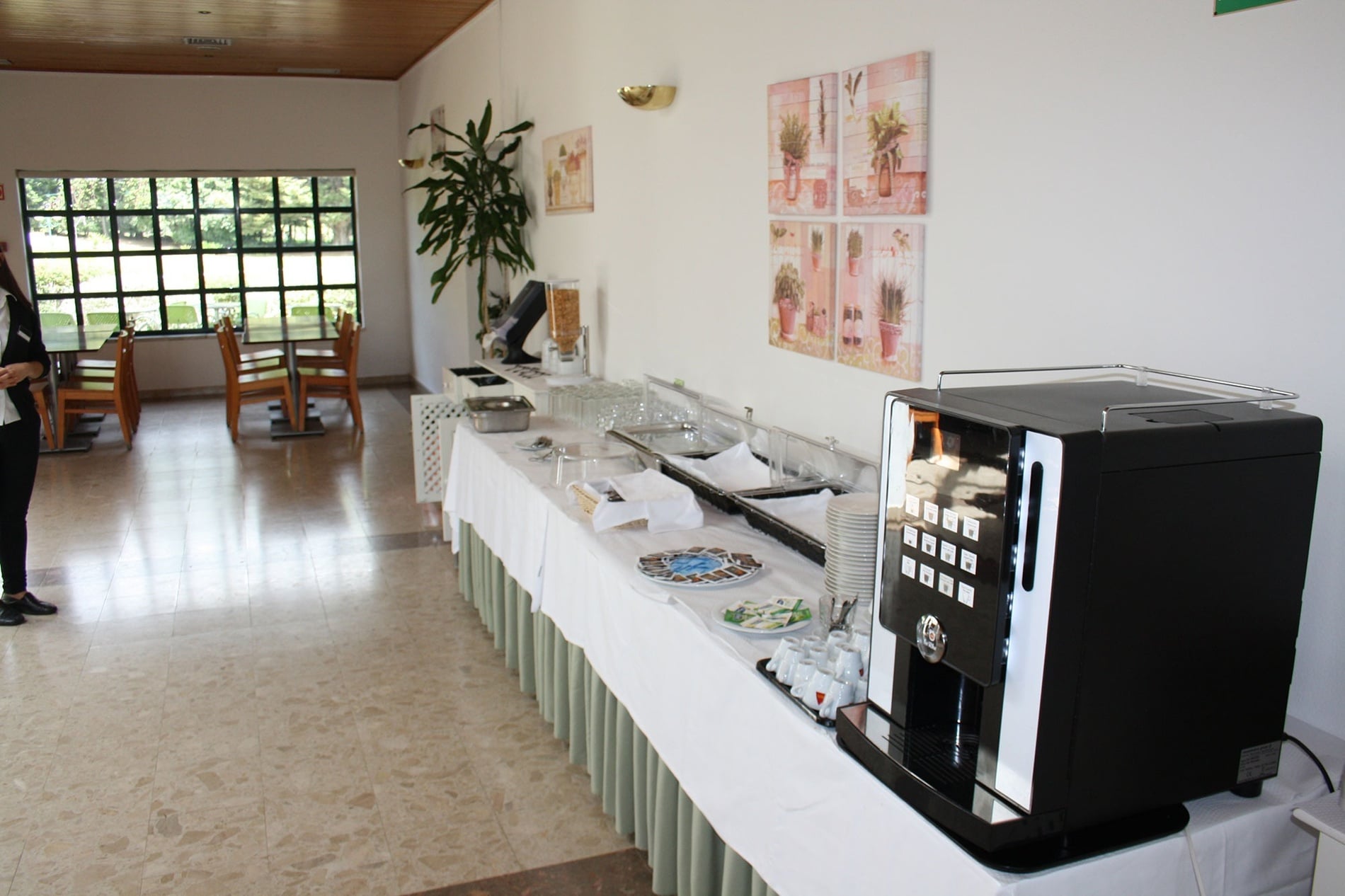 Buffet breakfast at Flag Hotel Santarém. Enjoy coffee, pastries, and more.