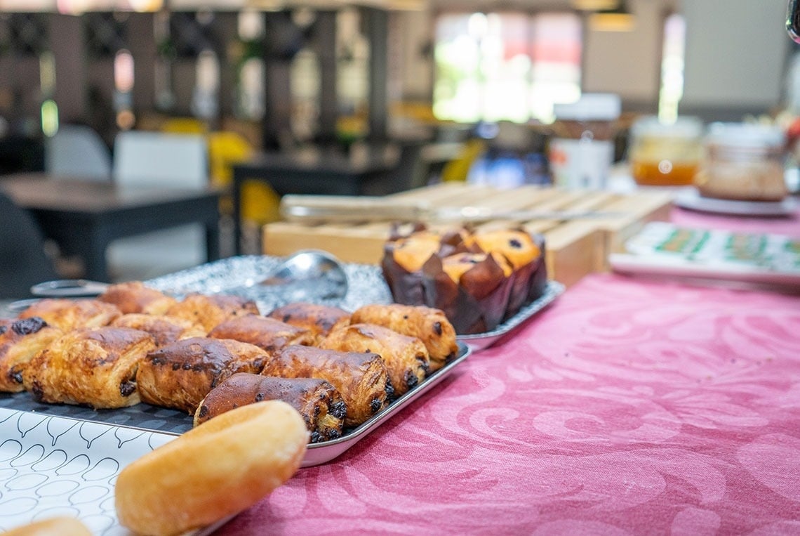Pequeno-almoço buffet no Campanile Setúbal: croissants, muffins e pão doce para um ótimo começo de dia.