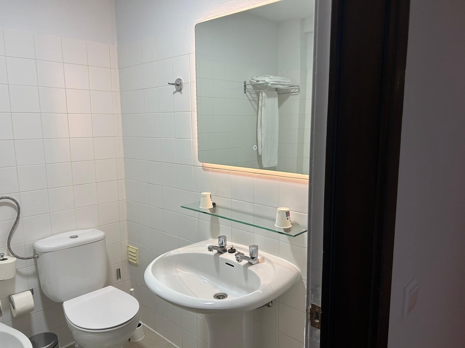 Baño limpio con inodoro y lavabo. Hotel Vila Galé. ¡Reserva ya!
