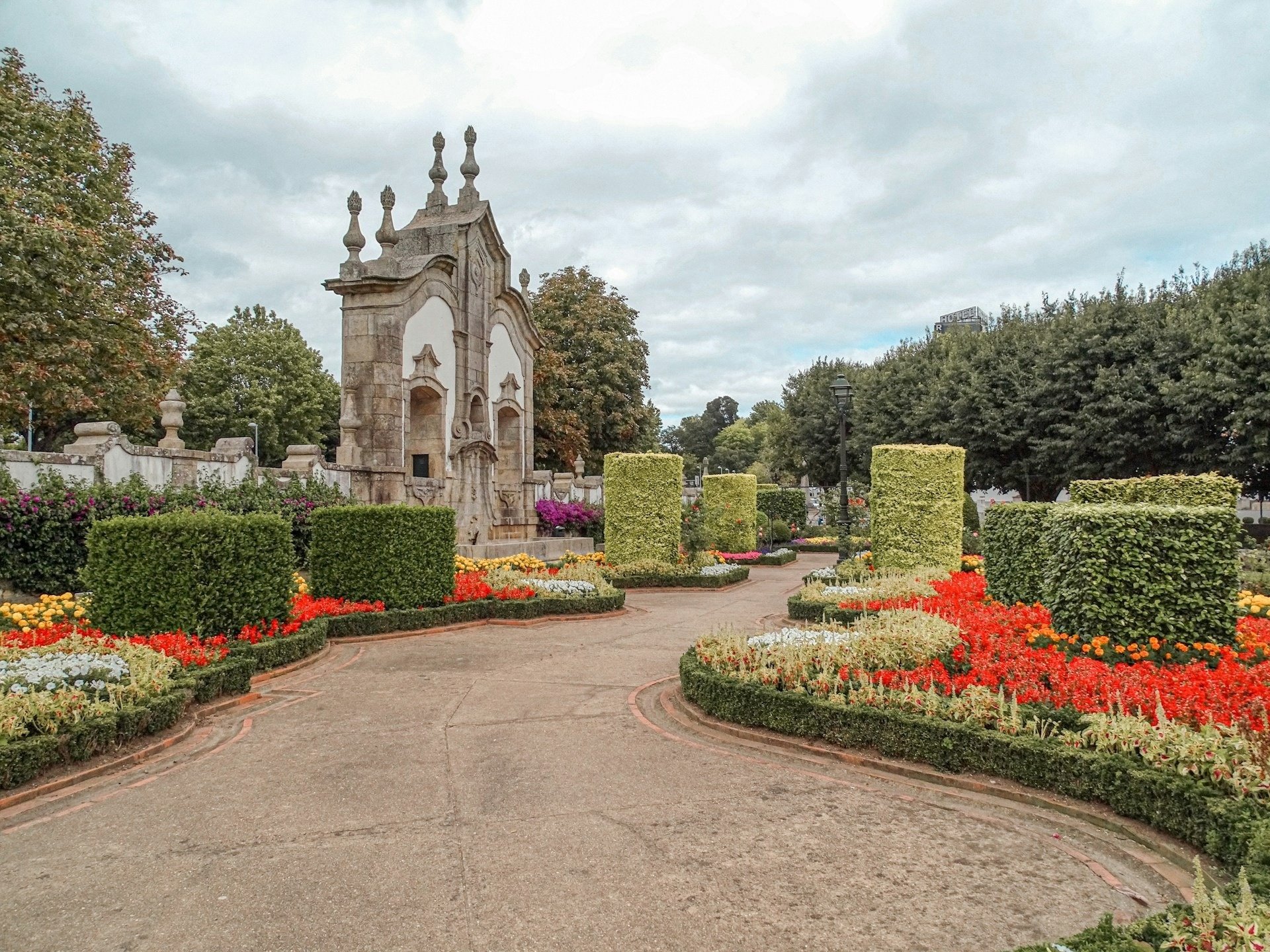 una ciudad llena de edificios blancos y palmeras