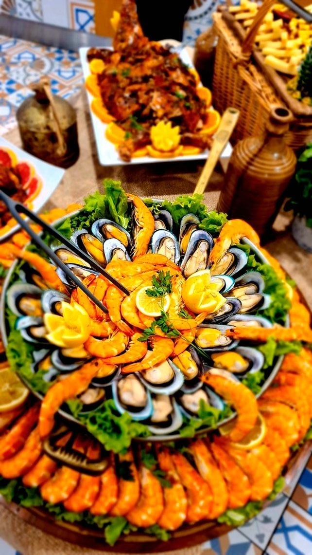 Banquete de frutos do mar com lagostins e mexilhões no Monchique Resort & SPA by Flagworld Hotels.