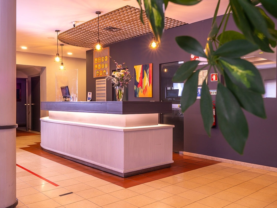 Recepción luminosa y moderna del Flag Hotel Braga, con decoración elegante.