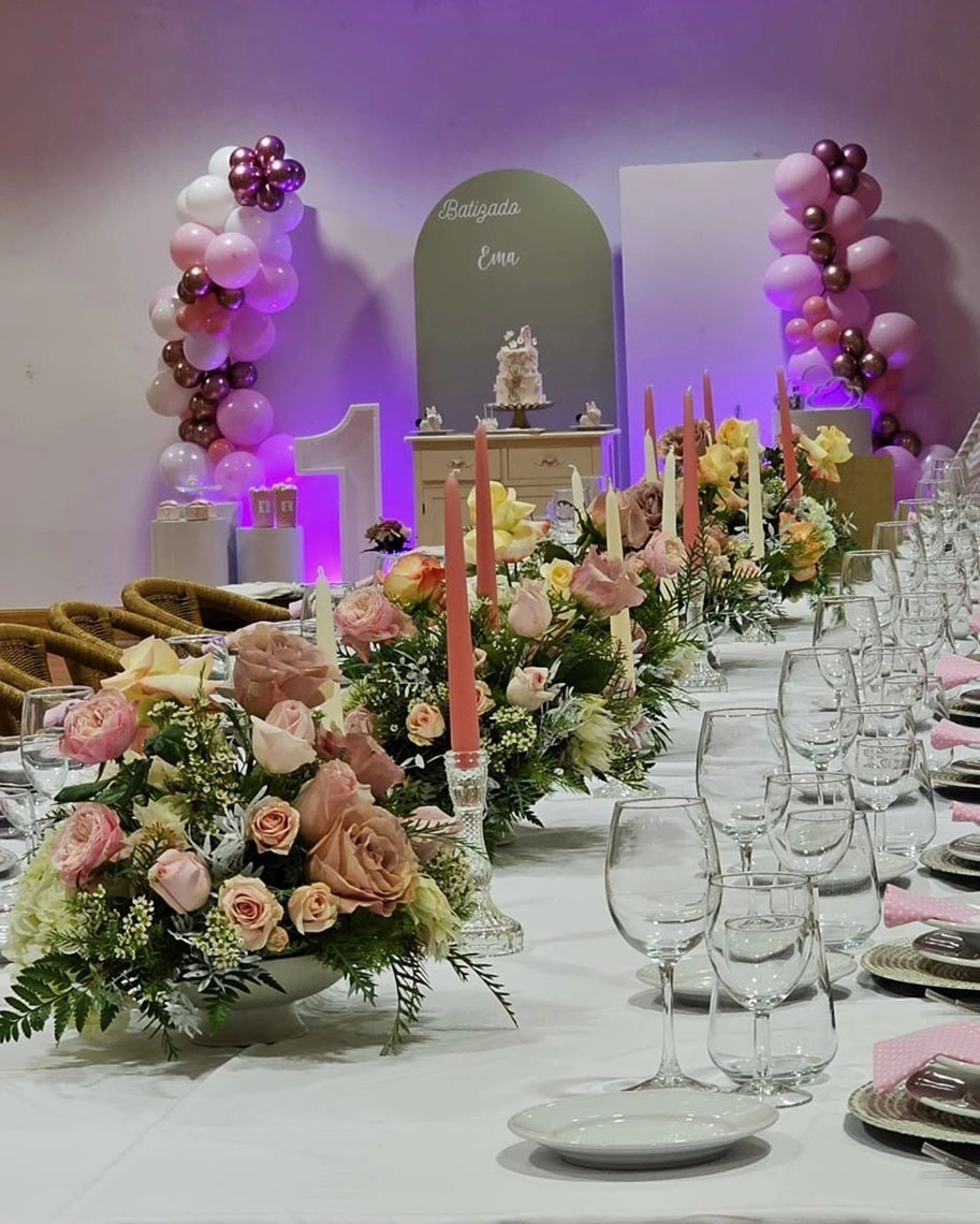 Elegante decoración de mesa para bautizo en Lam Hotel Convento do Desagravo | Web oficial.