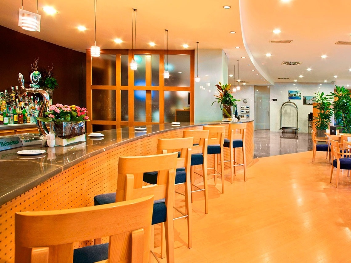 Bar moderno y asientos en el Flag Hotel Valencia. ¡Reserva tu estancia!