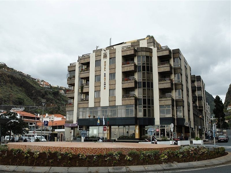 un gran edificio de apartamentos con la palabra hotel encima