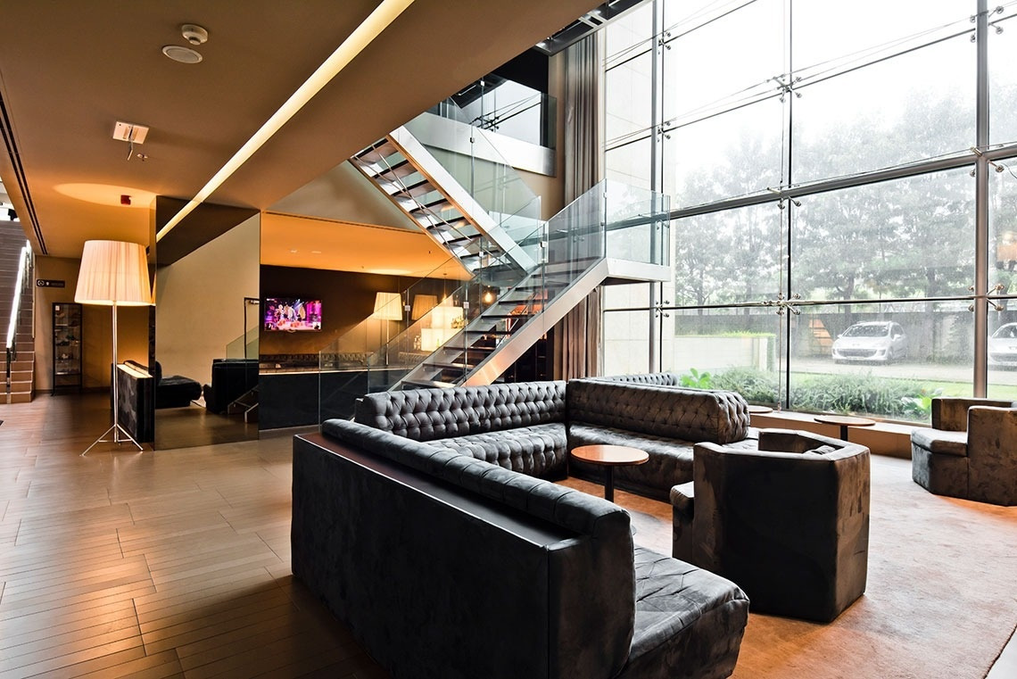Luxurious lounge at Golden Tulip Sao Joao da Madeira | Official website.