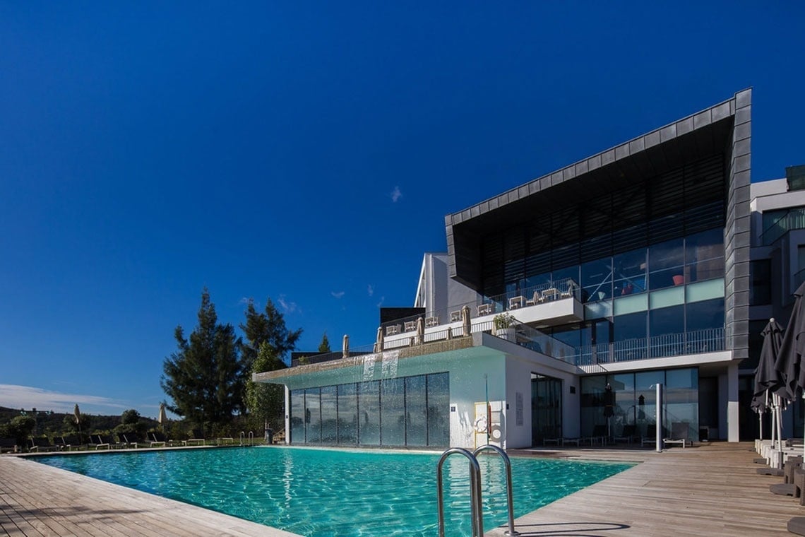 Piscina refrescante com vista para a paisagem deslumbrante no Monchique Resort & SPA by Flagworld Hotels.