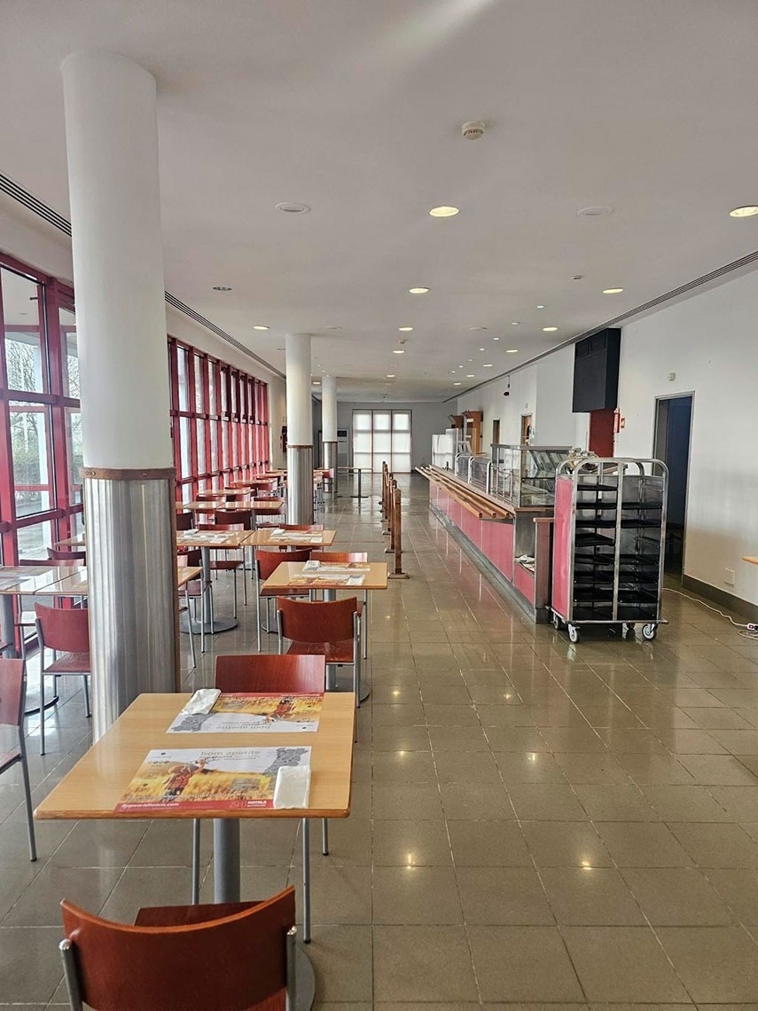 Restaurante moderno do Flag Hotel Porto-Maia com mesas prontas para receber hóspedes.