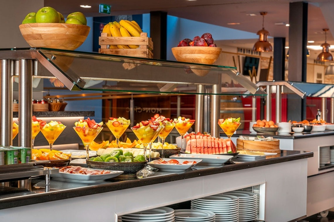 Buffet de café da manhã fresco no Monchique Resort & SPA, com frutas variadas e opções saudáveis.