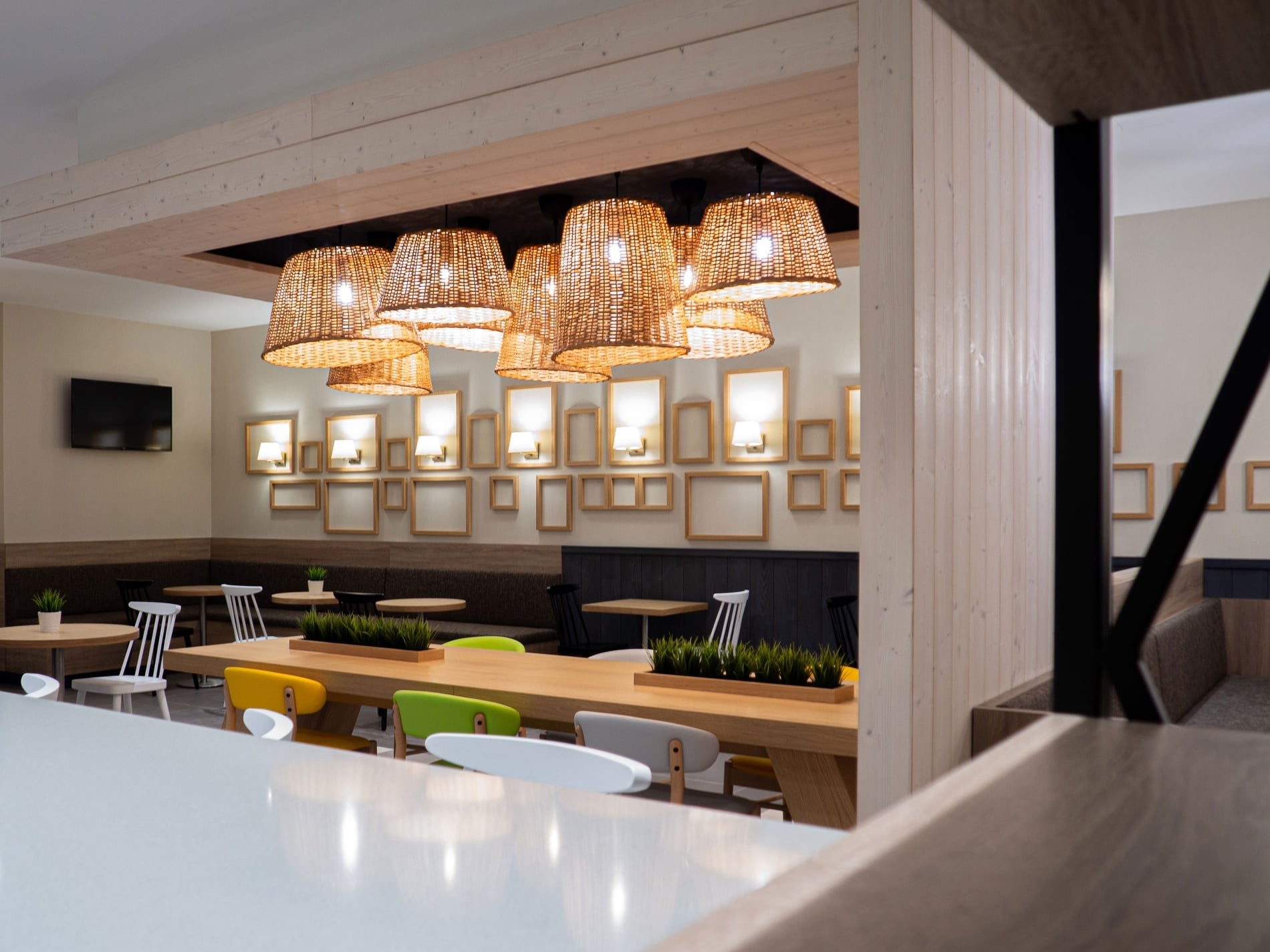 Modern restaurant interior with rattan lights at Flag Hotel Caldas da Rainha.
