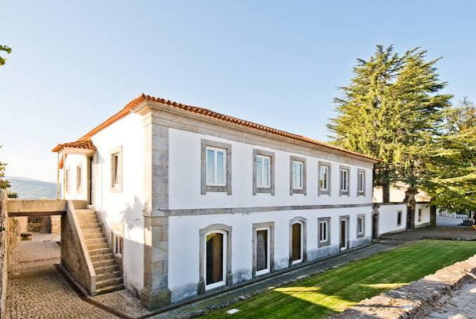 Lam Hotel Convento do Desagravo: Edifício branco com telhado de barro em Portugal, com escadas e jardins verdejantes.