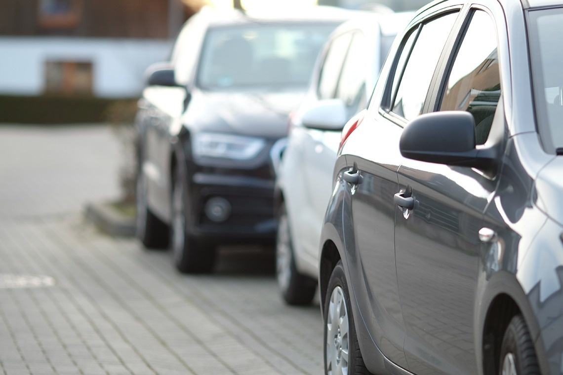 a row of cars are parked in a parking lot