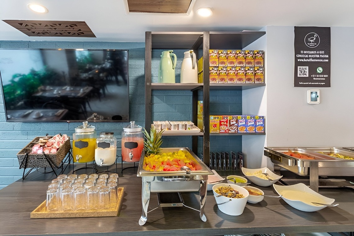 un buffet lleno de comida y bebidas en un restaurante