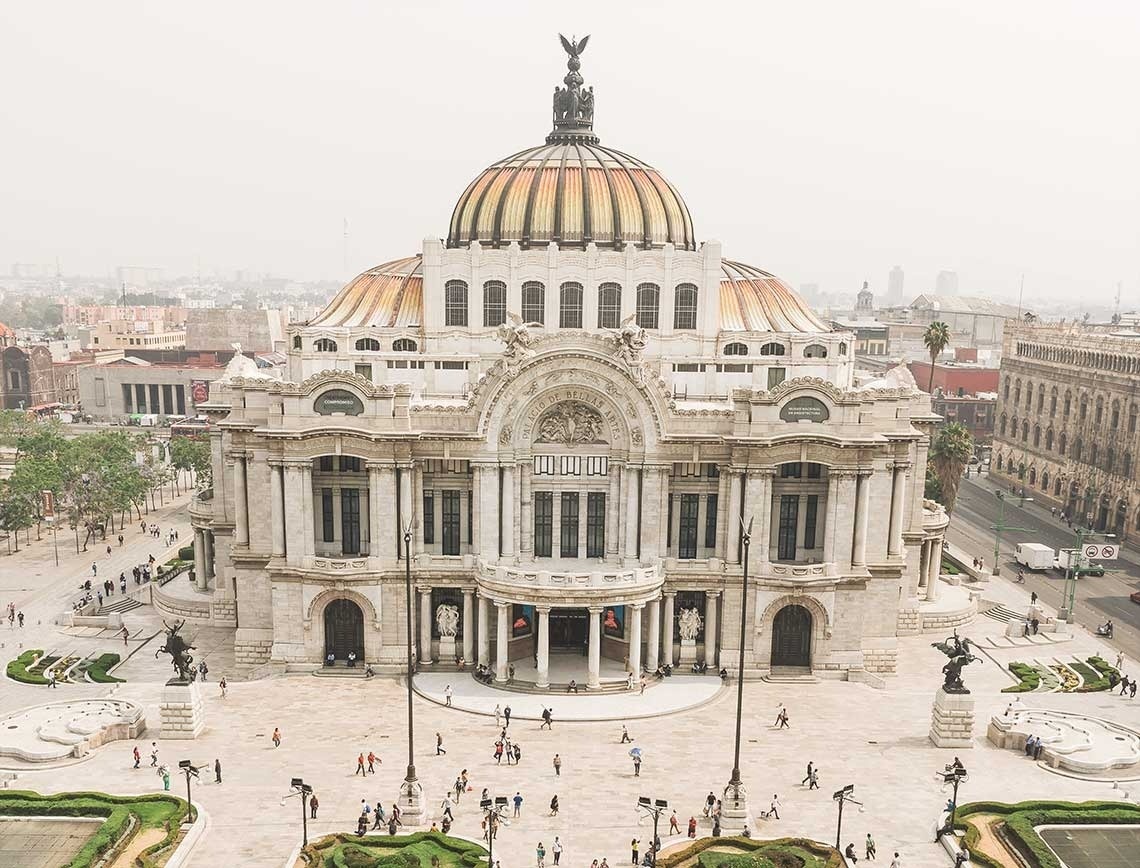 un gran edificio blanco con una cúpula dorada y un águila en la parte superior