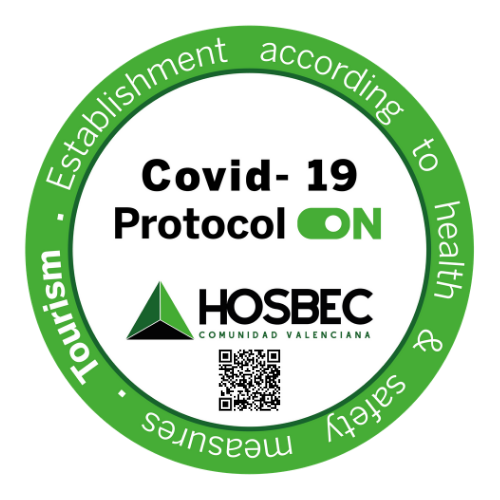 una etiqueta verde que dice establecimiento según el protocolo covid-19