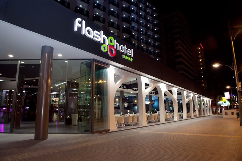 a building with the word flash hotel on it