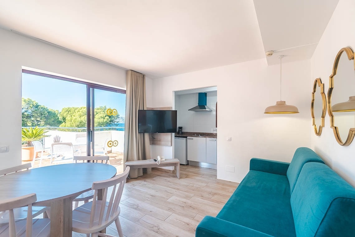 un palo de golf y una pelota de golf están en la hierba en un campo de golf .