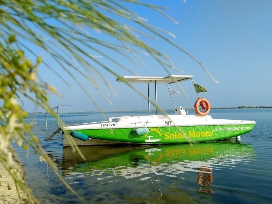 um barco verde com solar moves escrito na lateral