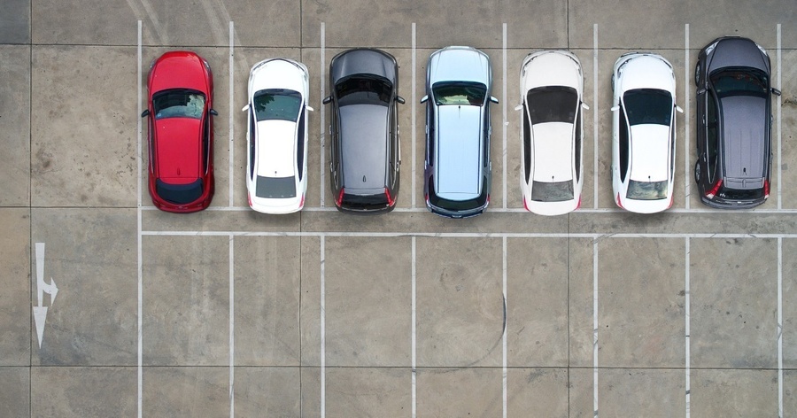 un logotipo amarillo con la palabra grupo encima