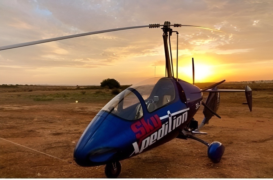 um helicóptero azul e vermelho com a palavra sky expedition