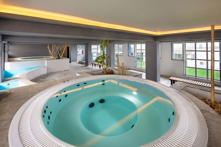 uma grande banheira de hidromassagem com água azul