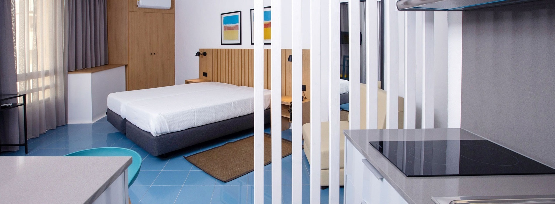 ein Hotelzimmer mit einem Bett und einem Herd