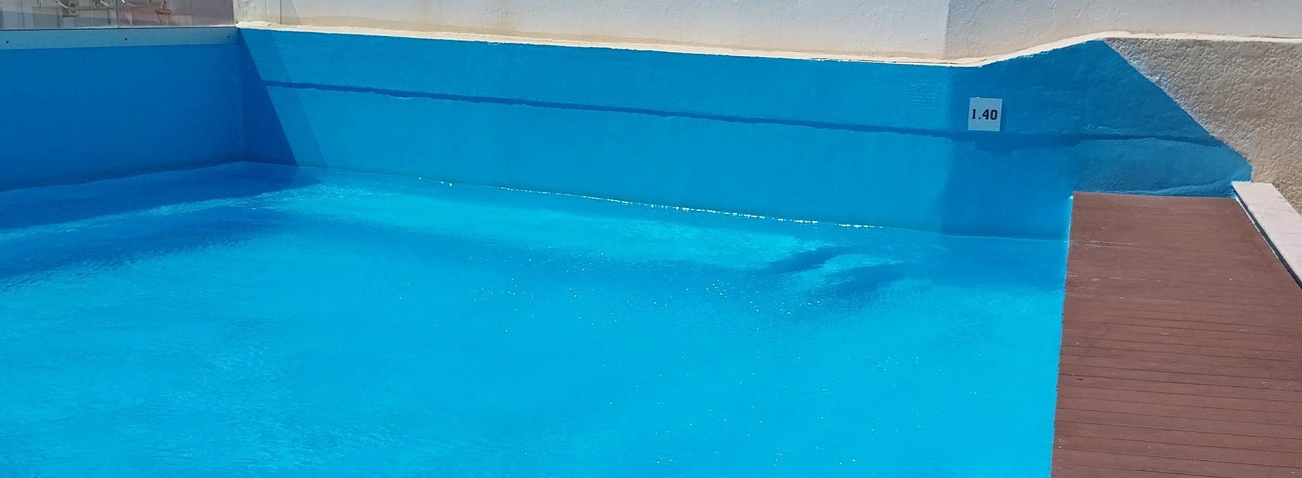 ein blauer Pool mit einem Schild auf der Seite , das sagt 1.45