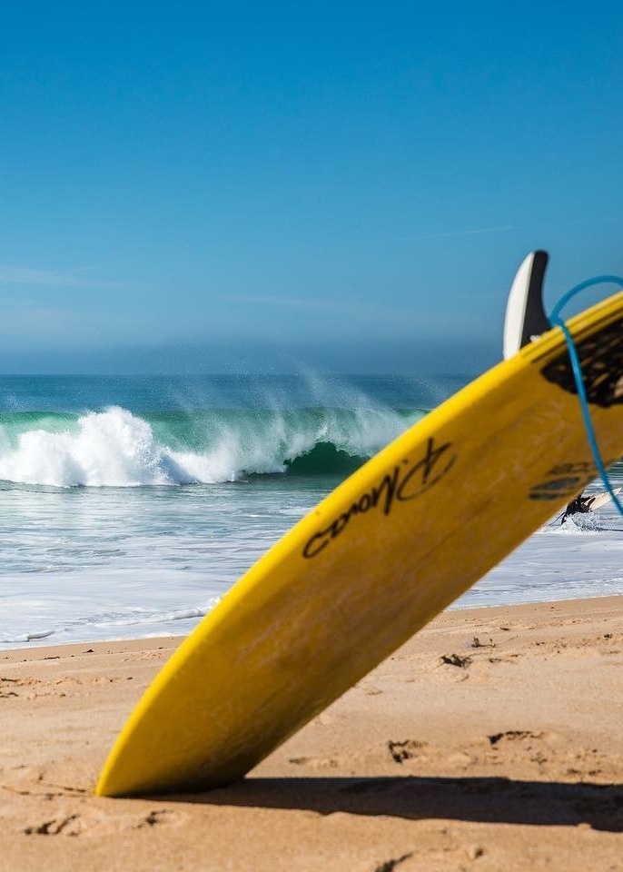 uma grande multidão de pessoas está em frente a um palco em um festival de música .