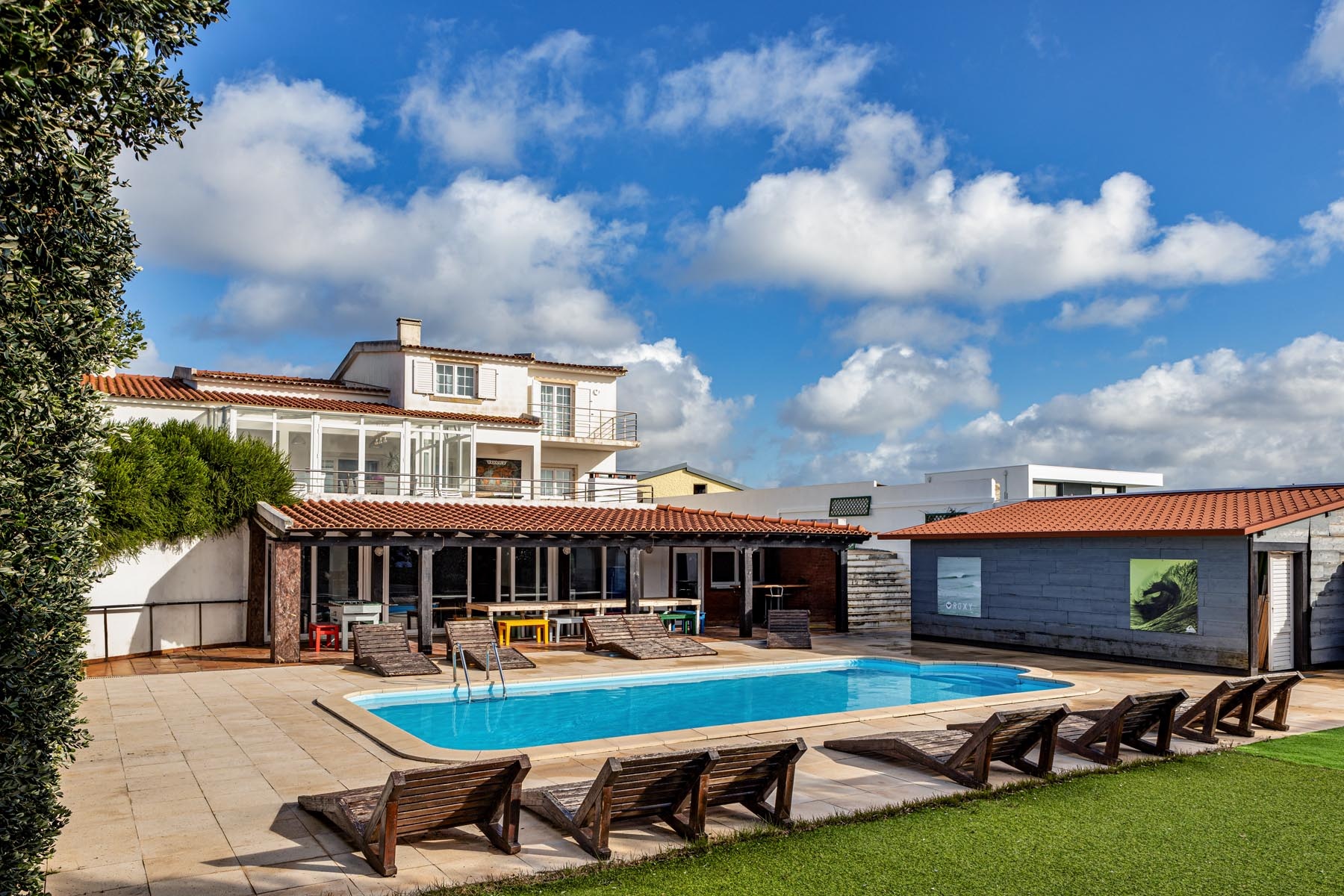 um barco está amarrado a uma praia tropical