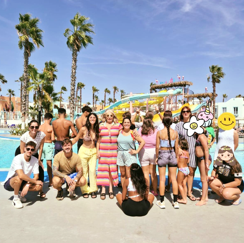 una maestra ayuda a dos chicas a escribir en sus cuadernos