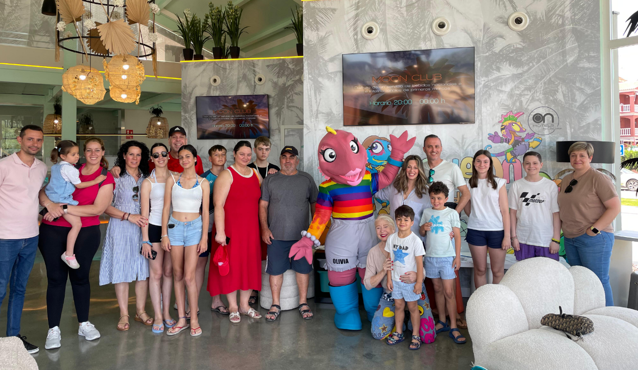 una mujer con una camisa azul con la palabra volunter en ella recibe un plato de comida