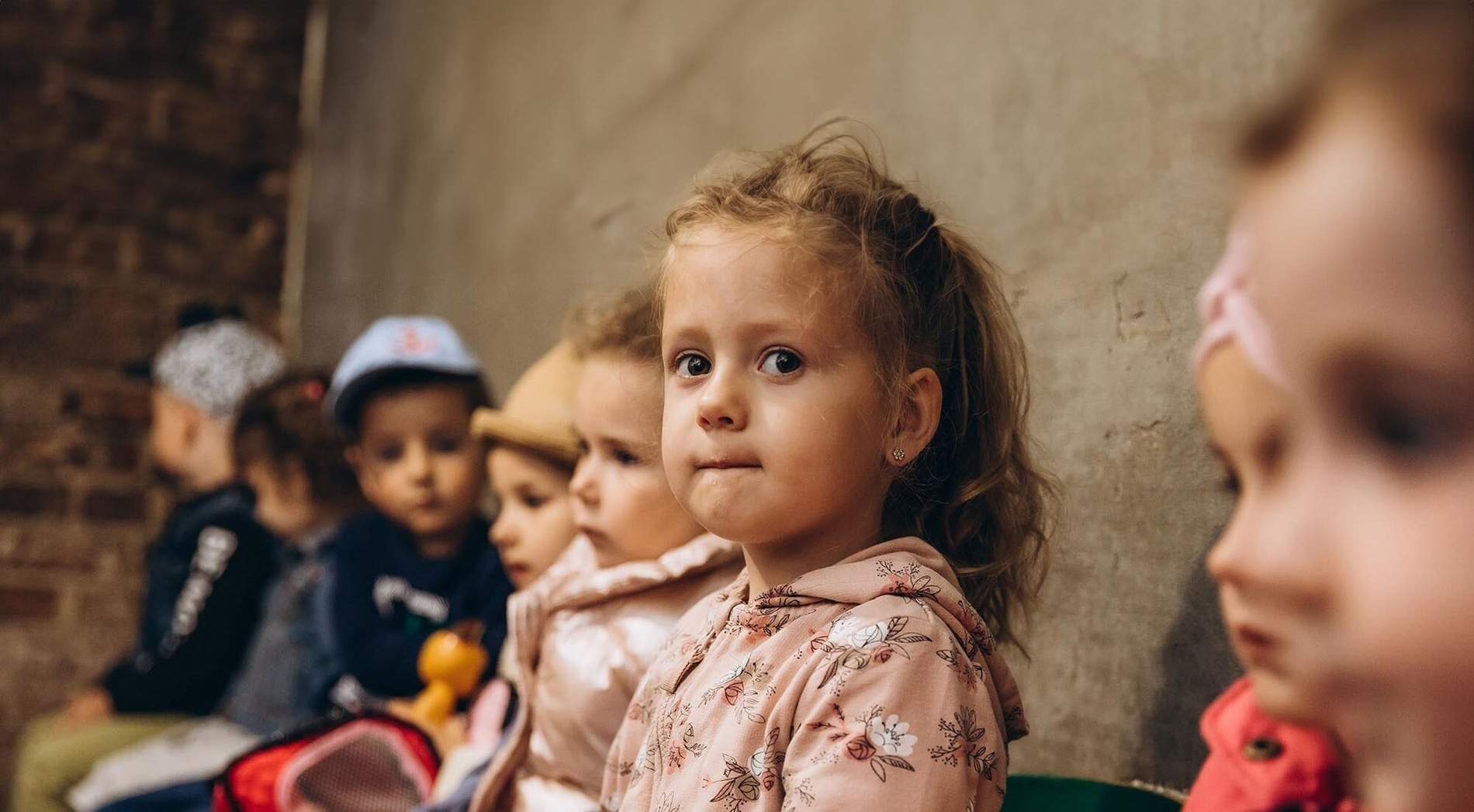 un grupo de niños están sentados uno al lado del otro