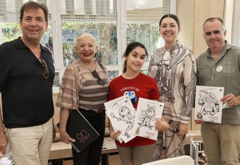 un grupo de personas pone sus manos juntas