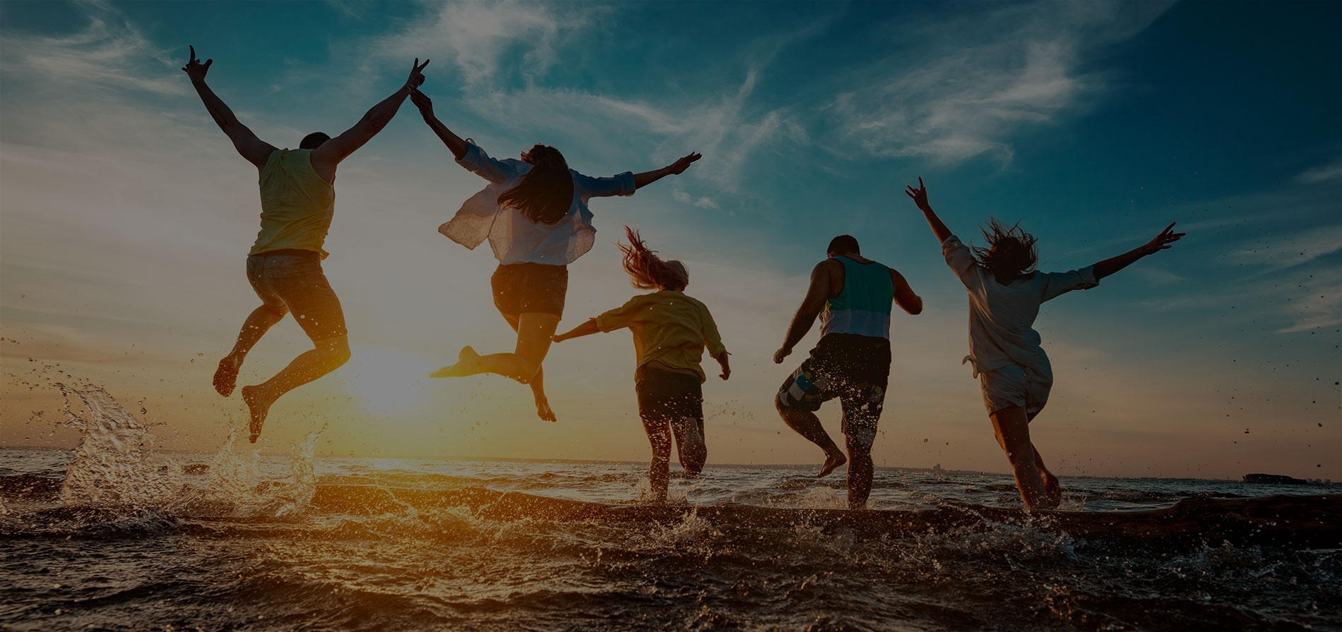 Saut de joie sur la plage près de Gala Placidia : des vacances inoubliables !