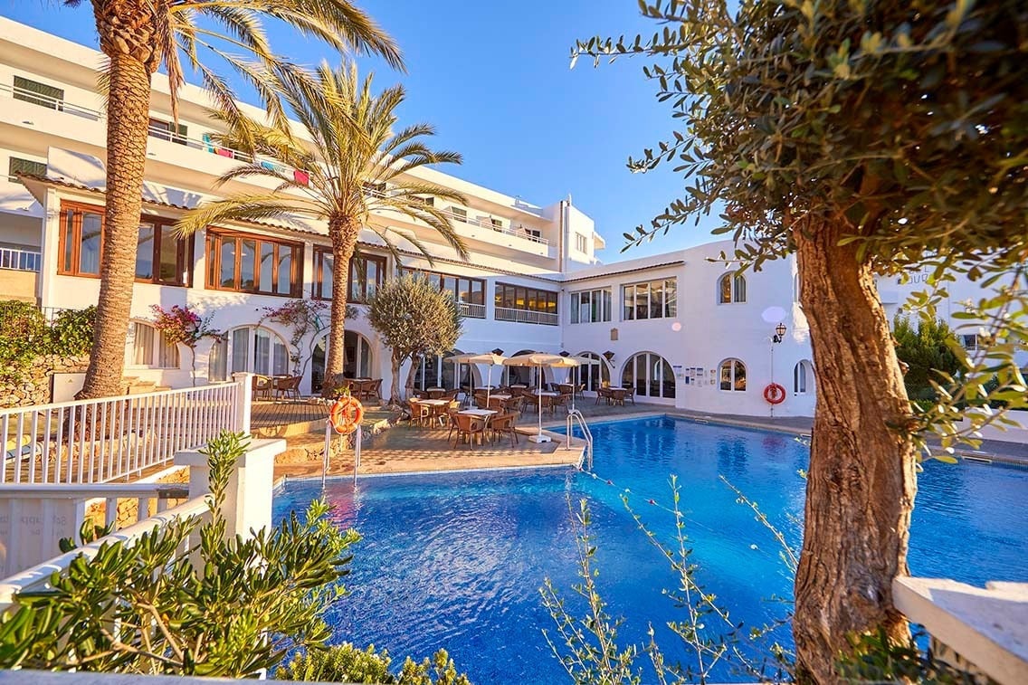 Piscina y terraza en Gavimar Cala Gran Costa del Sur, Cala d'Or.