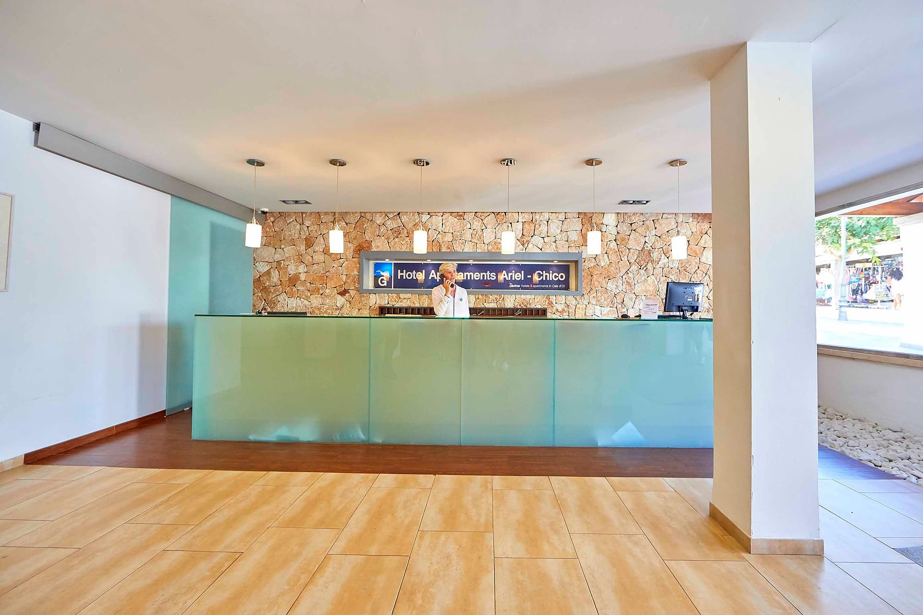 Recepción del Hotel Apartamentos Gavimar Ariel Chico en Cala d'Or, con personal amable.
