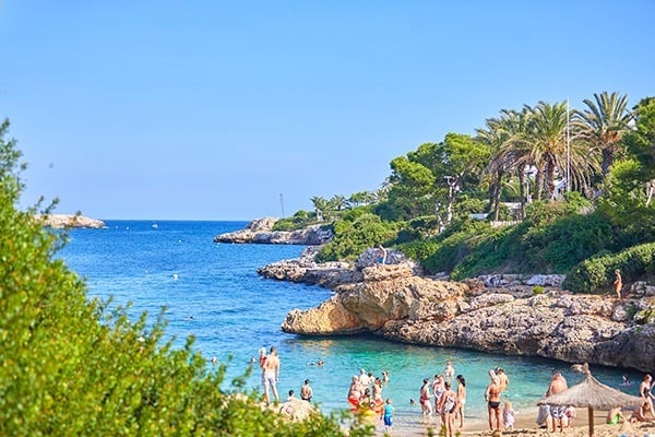 Plage ensoleillée et eaux cristallines à Gavimar La Mirada | Hôtels à Gavimar | Cala d'Or