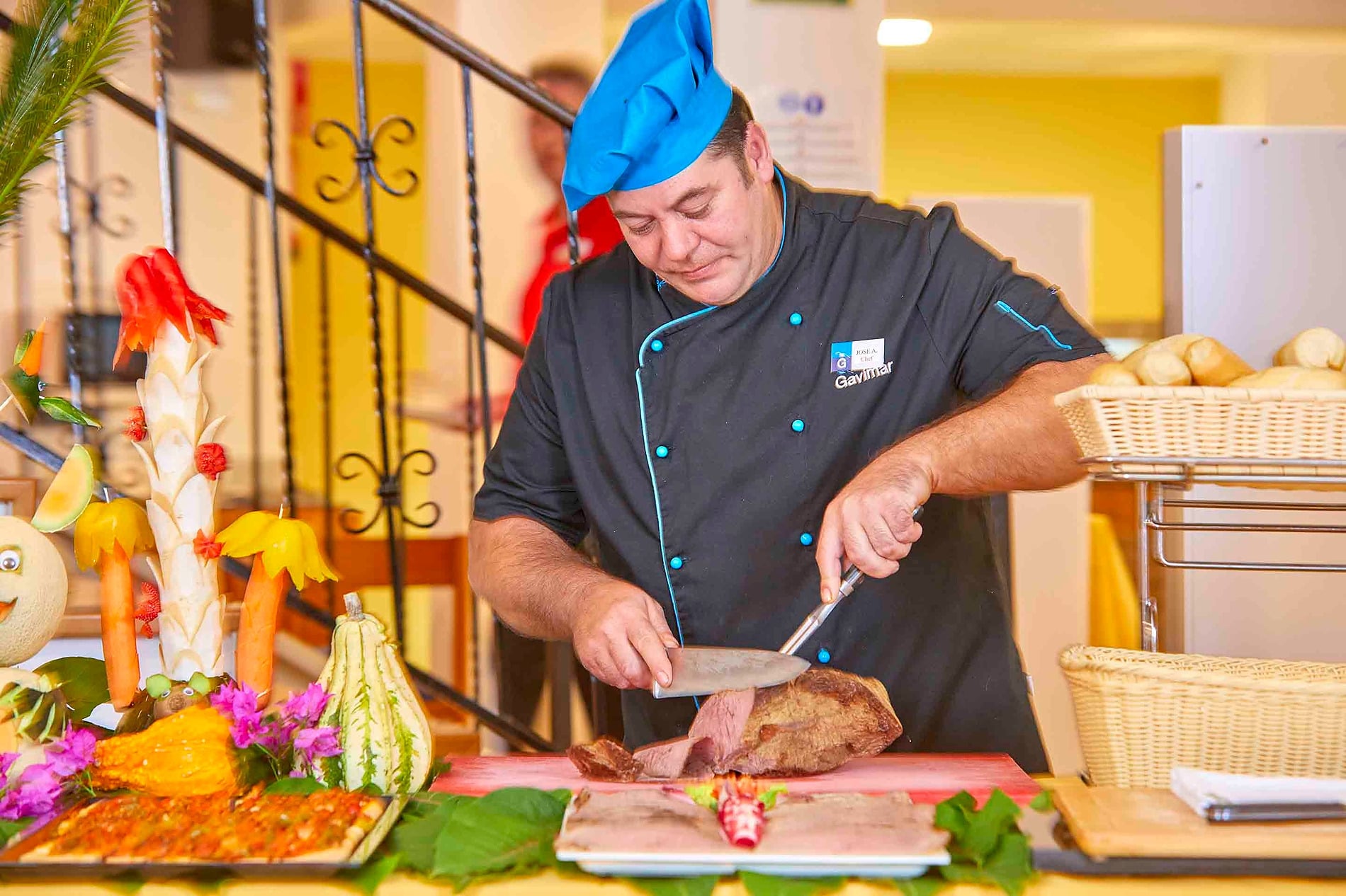 Chef de Gavimar Cala Gran Costa del Sur cortando carne asada en hotel.