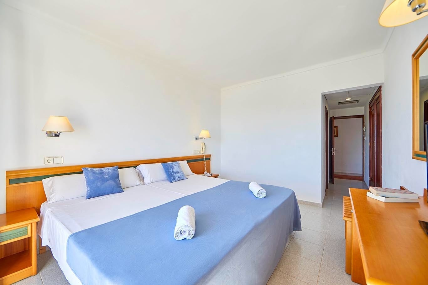 Cama doble lista para descansar en Gavimar Cala Gran Costa del Sur, Hoteles Gavimar, Cala d'Or.